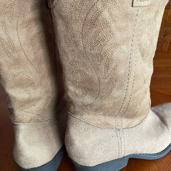 Rampage tan cowboy Boots - Picture 7 of 11